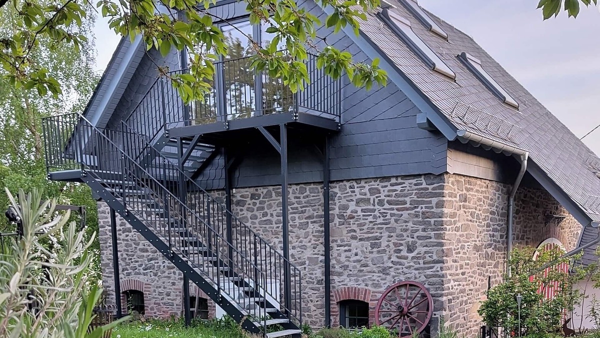 Stahlhofen House | "Basalt barn Westerwald" - close to nature & unique