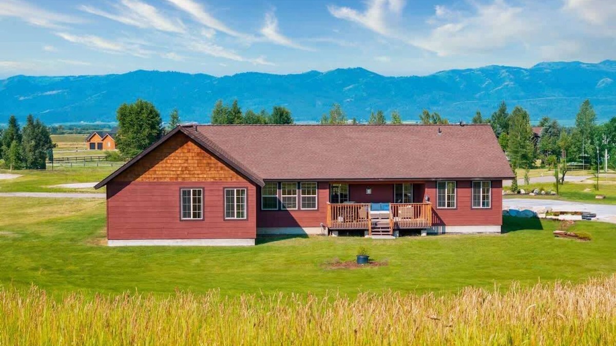 Victor House | Basecamp Stays: Stylish Mtn Home, Fireplace, Views
