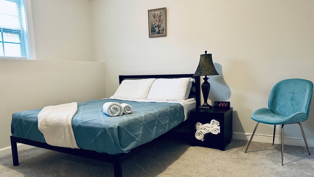 Yorkshire House | Basement in a townhouse, private and clean floor all to yourself!