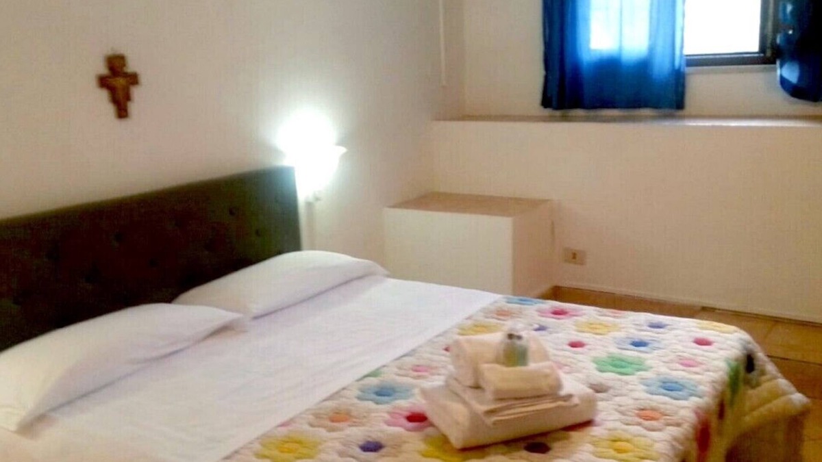 Isola Sacra Apartment | Basement suite sleeps 4 with kitchenette