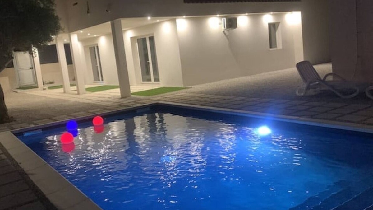 Scoglitti Apartment | Basil apartment in villa with pool, sea, seaside village Scoglitti.