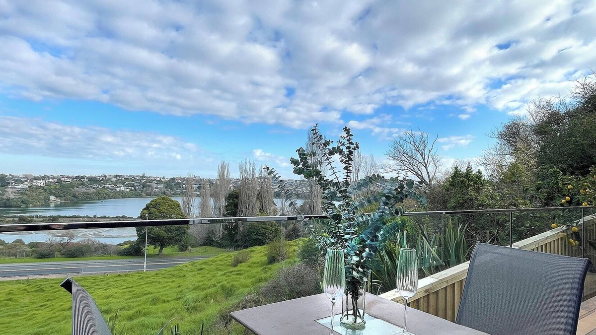 Orakei Cottage | Basin ViewnOrakei Basin with 180degree views