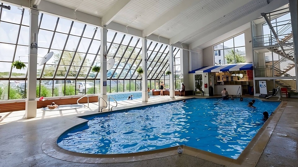 Silver Beach Hotel | Bask in Sunlight on Wood Neck Beach! 2 Spacious Units, Free Parking!