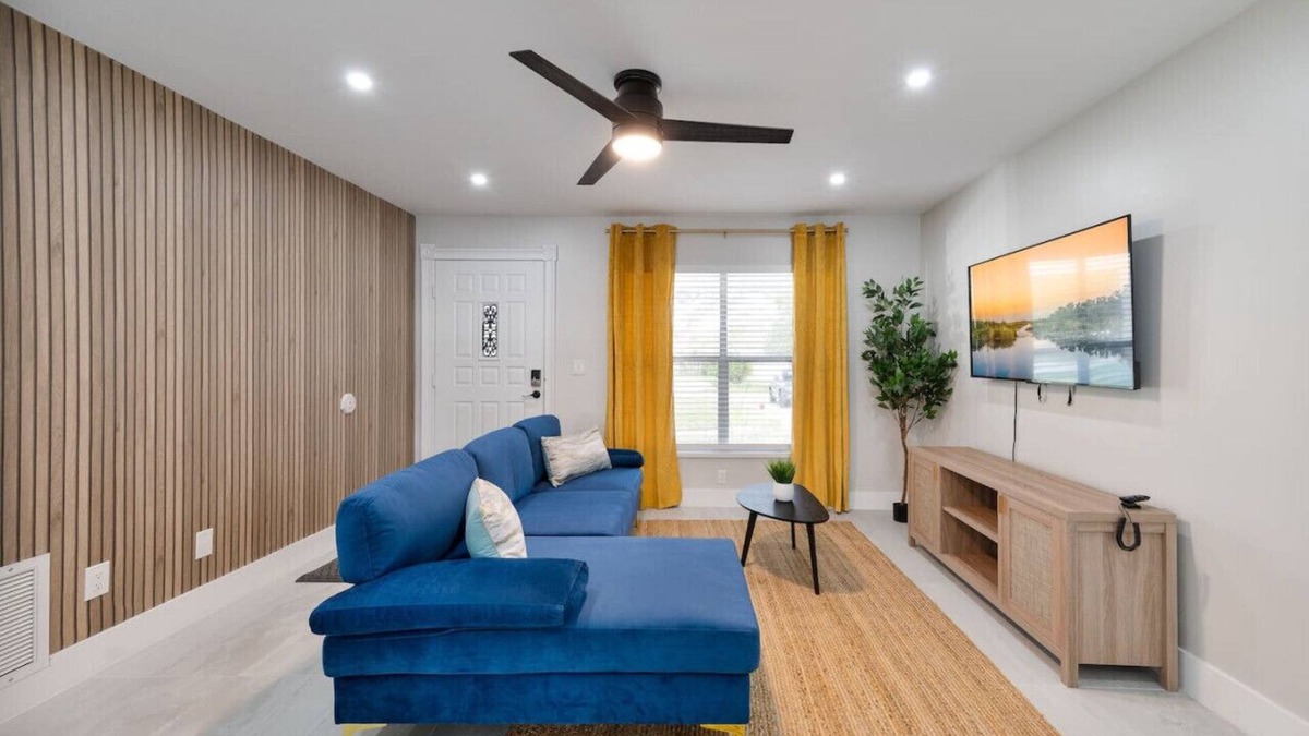 Saint Cloud Apartment | Basketball + Firepit + 20mi to Disney + in dwtn!