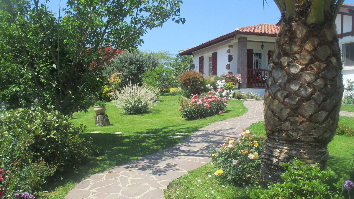 Ustaritz Apartment | Basque country between sea and mountains, quiet ground floor apartment with garden