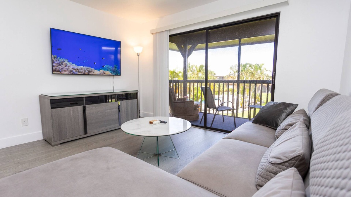 Clewiston Apartment | Bass & Sun Modern & Pool View ! 2/2 Bedroom