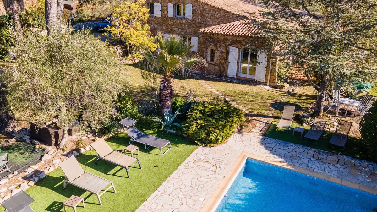 Bagnols-en-Foret House | Bastide en Pierres, Piscine, Jeux de Pétanque, Parking Privé, Portail Électrique