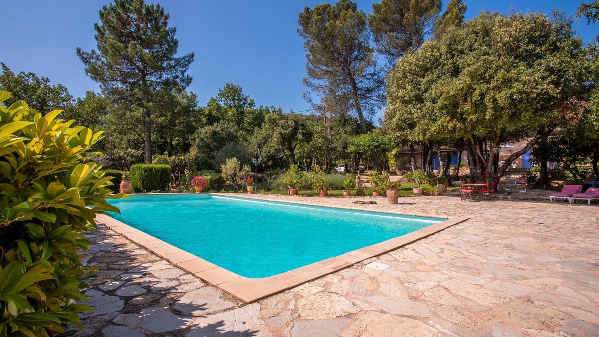 La Roquebrussanne Bed & Breakfast | Bastide Lou Pèbre d'Aï - Soleil des Collines