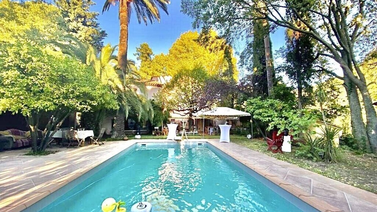 Toulon House | Bastide Provençale in a green setting An oasis not overlooked - all on foot