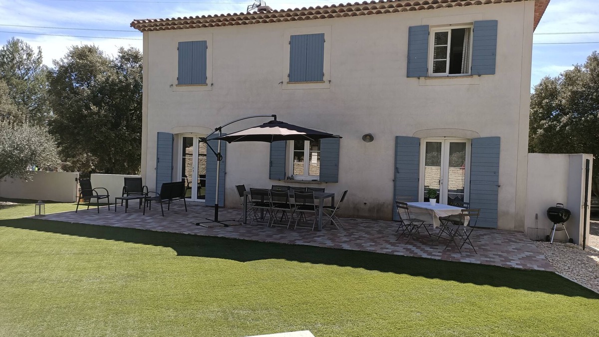Pelissanne House | Bastide Provençale with pool and garden