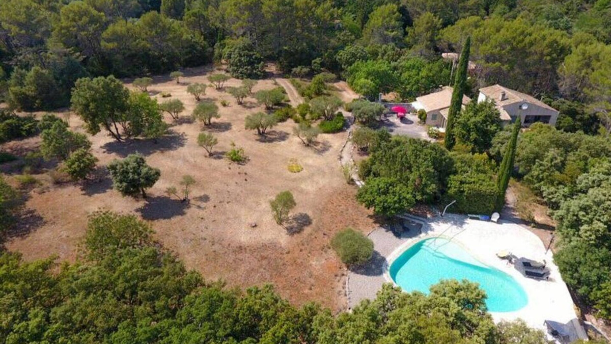 Salernes Cottage | Bastidon, gîte in a peaceful setting between olive trees and swimming pool
