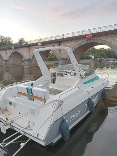 Entrammes Boat Rental | Bateau-gîte sur le halage de la Mayenne