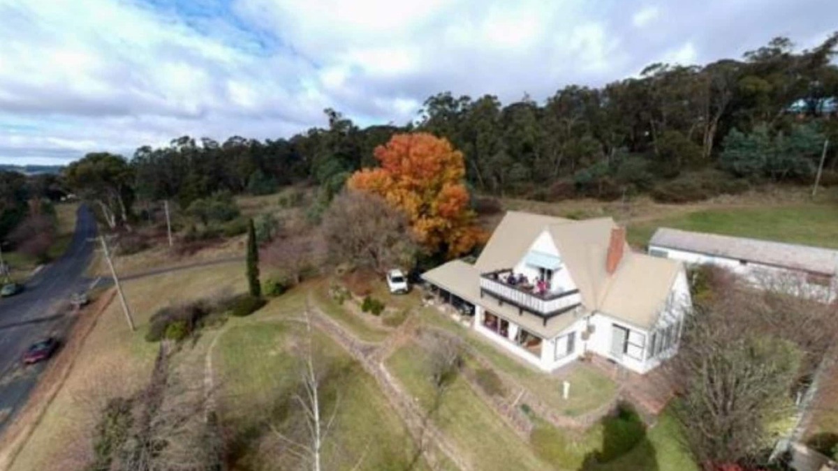 Oberon Ski Chalet | Bathurst 1000 - Jenolan Street Chalet - Ideal Accommodation for Large Groups