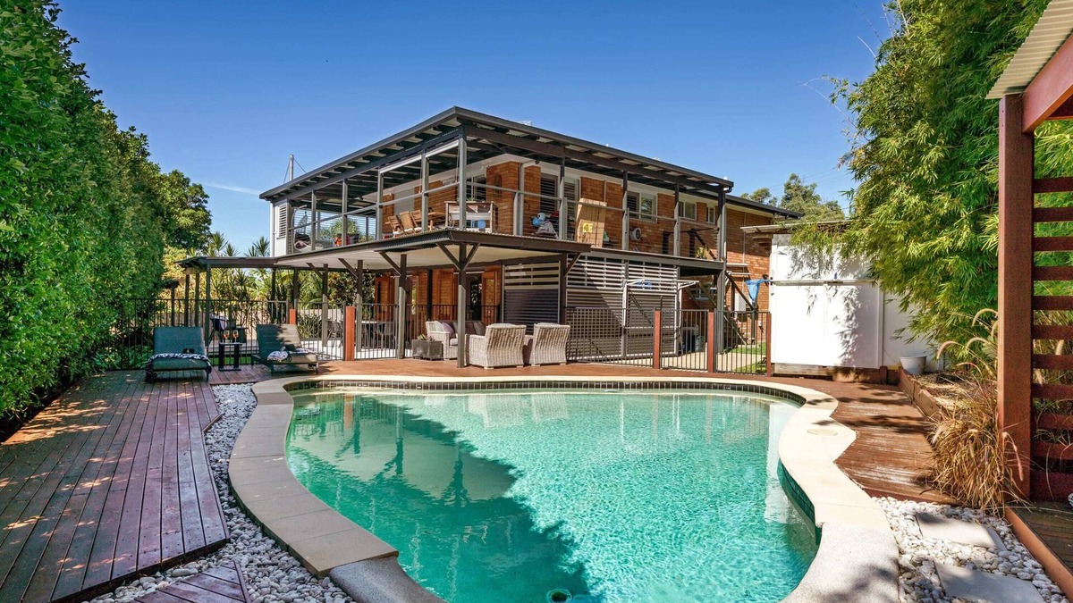 Battery Hill House | Battery Hill Pet-Friendly Poolside Paradise