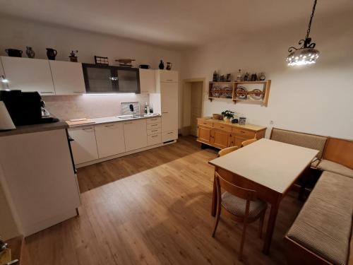 Großkadolz Apartment | Bauernhaus mit großem Innenhof und Garten - ideal für große Gruppen