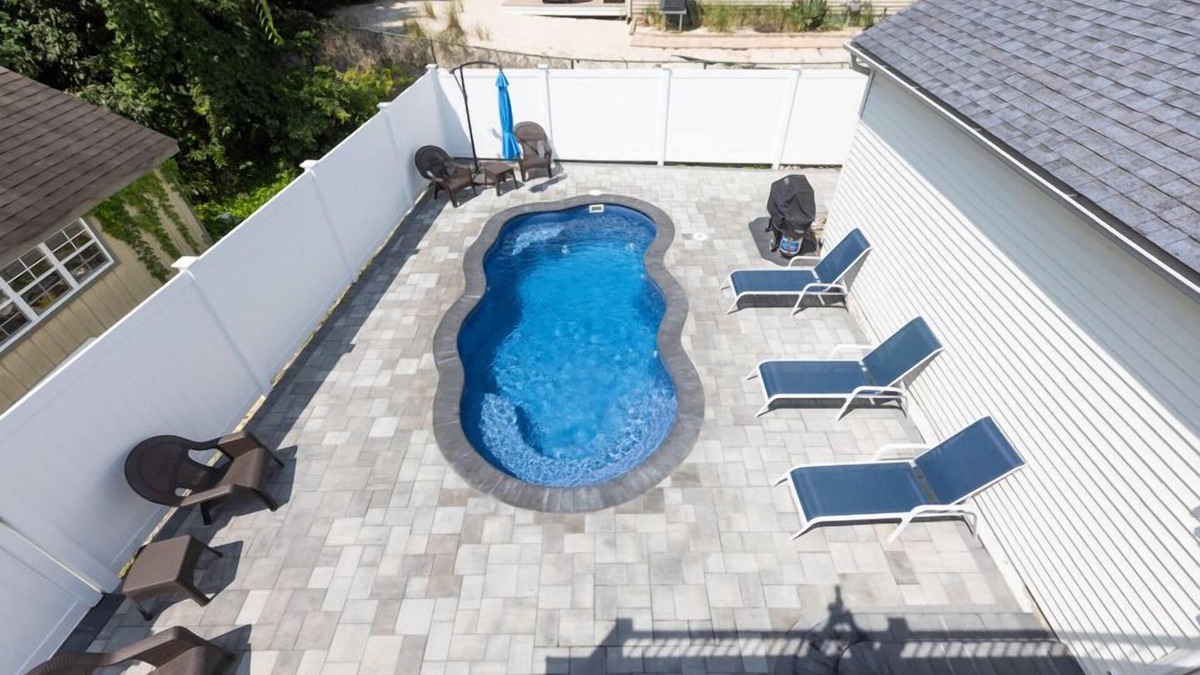 Town Bank House | Bay Block with in-ground heated Salt Water Pool open through October 31, 2026