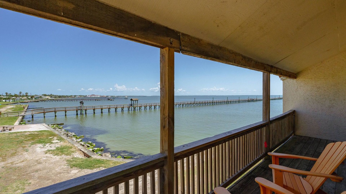 Harbor Oaks Condo | Bay Breeze Bungalow | Pier & Community Pool!