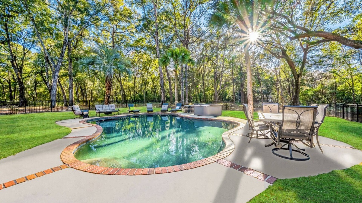 Johns Island House | Bay Breeze Manor: Waterfront, Pool & Hot Tub, Game Room!