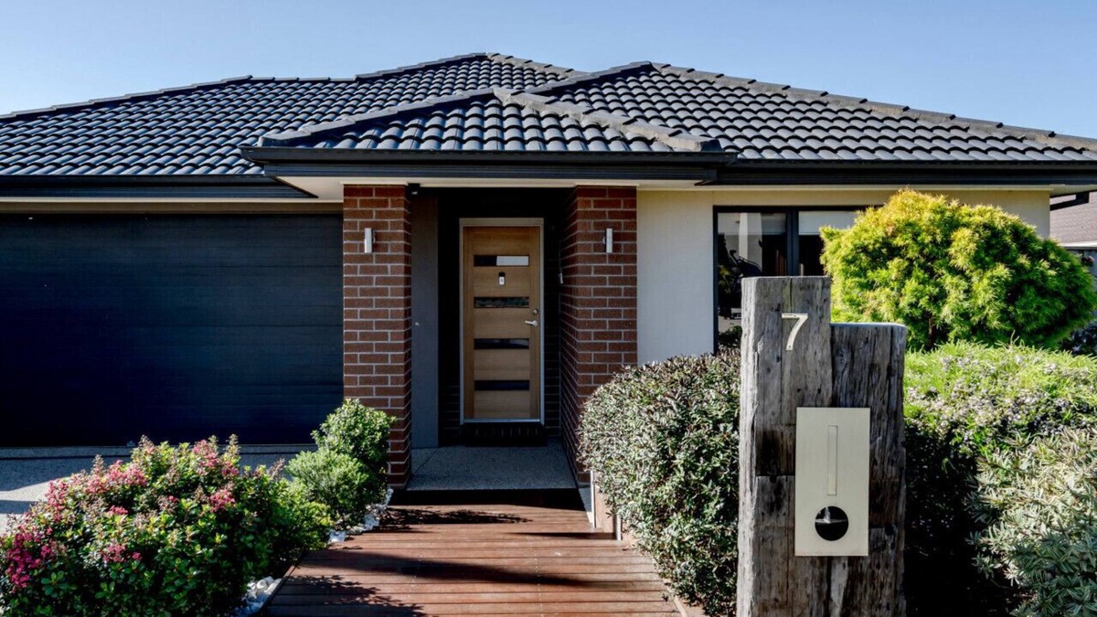 Curlewis House | Bay Breeze Retreat - Pet friendly