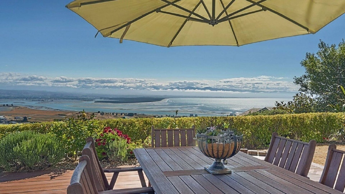 Nelson House | Bay Dreamer "Nelson ExecutiveHoliday Home"