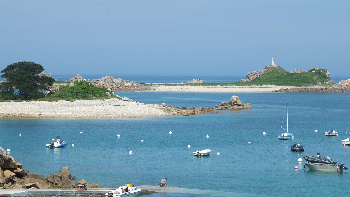 Penvenan Apartment | Bay of Perros Guirec, Bréhat in Port Blanc beautiful T1 WIFI magnificent sea view