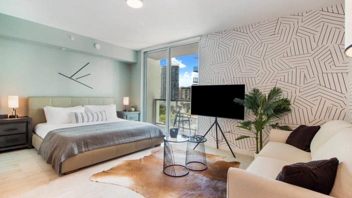 Northeast Miami Condo | Bay & Pool Views Beautiful Studio-Miami Design Dst