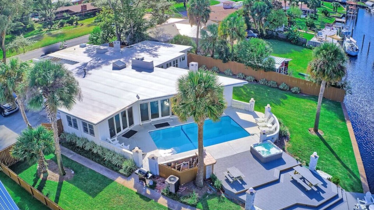Woodlawn House | Bay Shore - Pool, Bay Access, Boat Rental