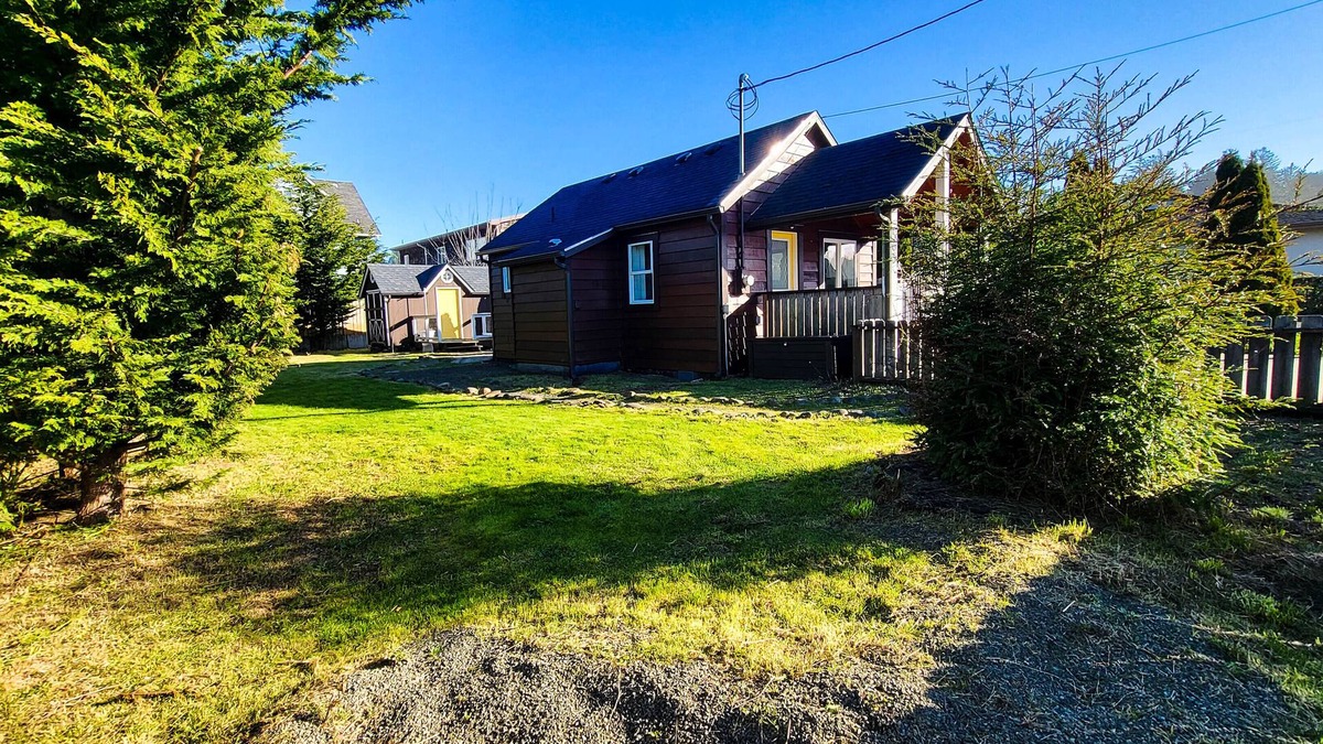 Waldport House | Bay Street Retreat - Waldport