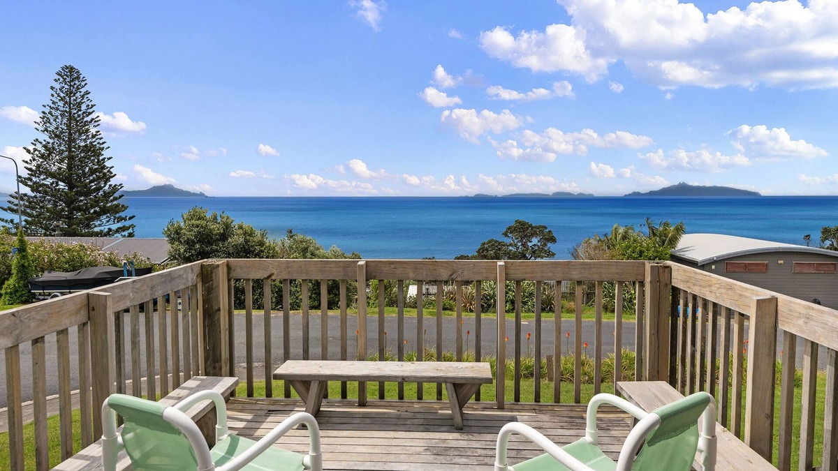 Langs Beach House | Bay View Bach - Langs Beach Holiday Home