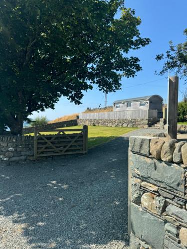 Llanfair Cabin | Bay View shepherds hut with hot tub