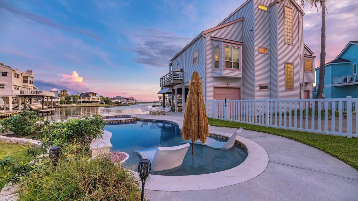 Jamaica Beach House | Bay Views Family & Pet Friendly Steps to Beach