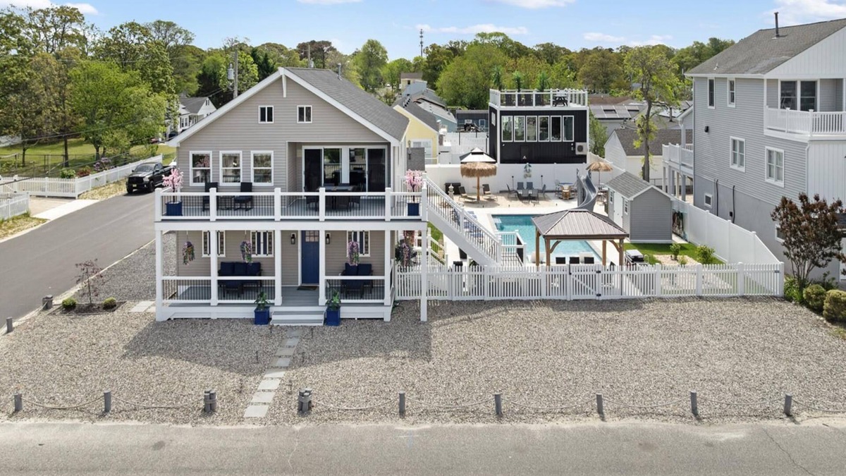 Villas House | Bayfront 6 bedroom 3 bath w/in-ground pool!