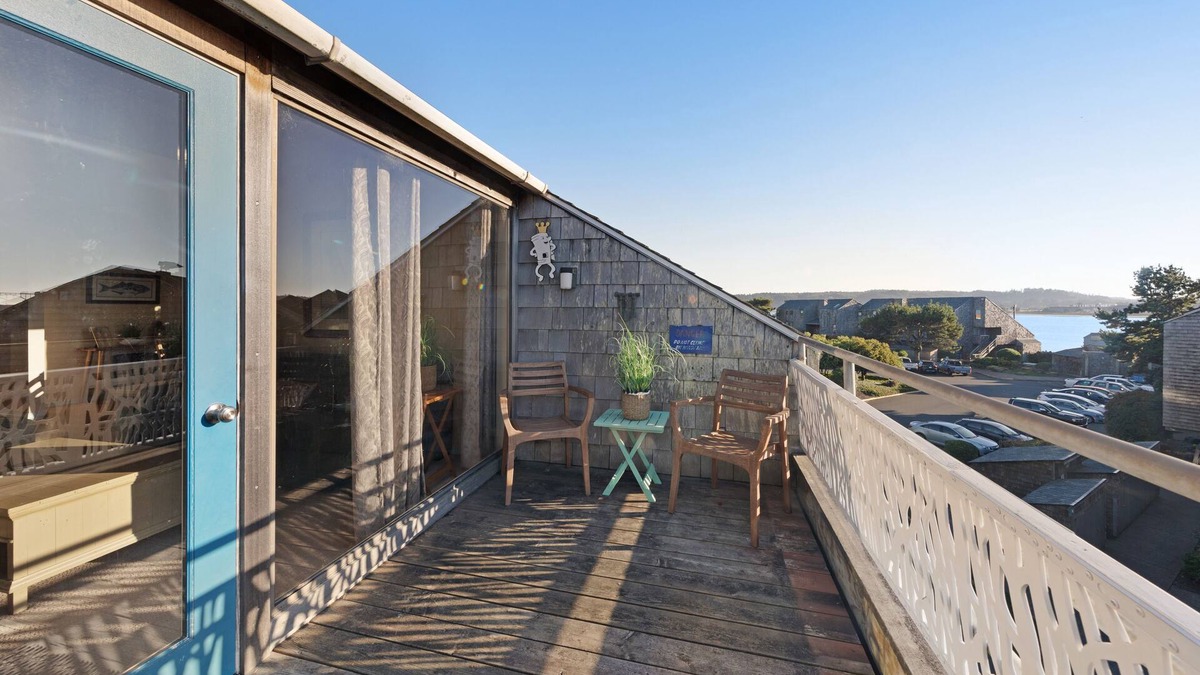 Newport Condo | Bayfront Condo with Spectacular Views & a Shared Gym