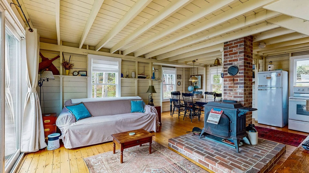 Boothbay Harbor Cabin | Bayfront cottage with fantastic views & minutes to downtown - Dog-friendly