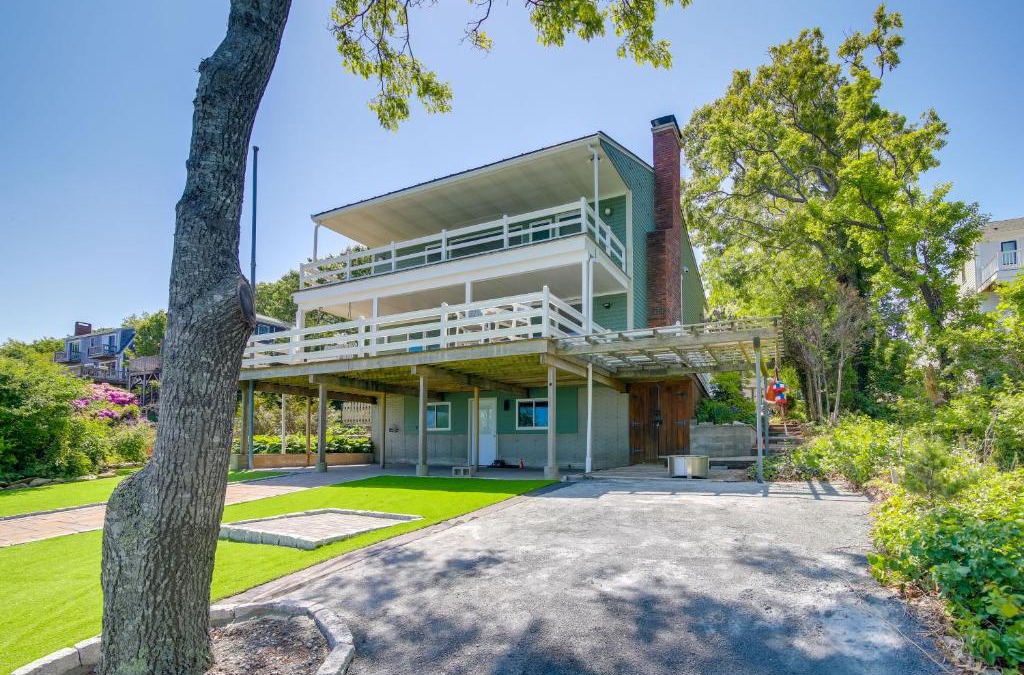 Plymouth House | Bayfront Home with Deck - 4 Mi to Downtown Plymouth!