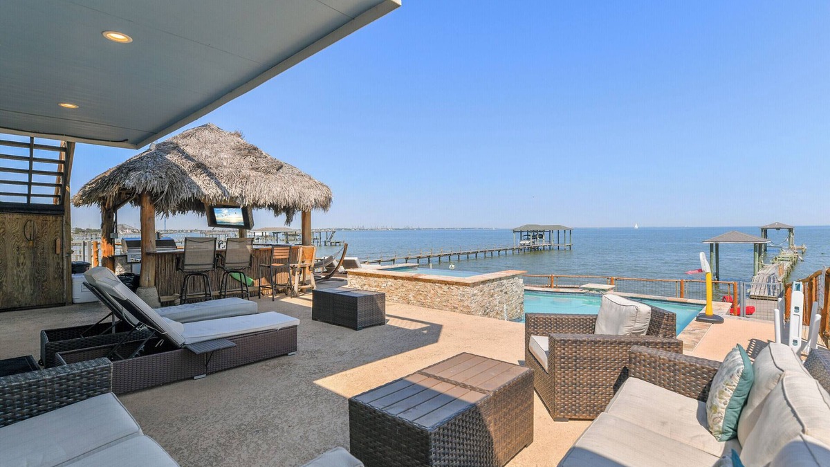 Clear Lake Shores House | Bayfront Luxury House with Pool near Kemah Boardwalk with Pier
