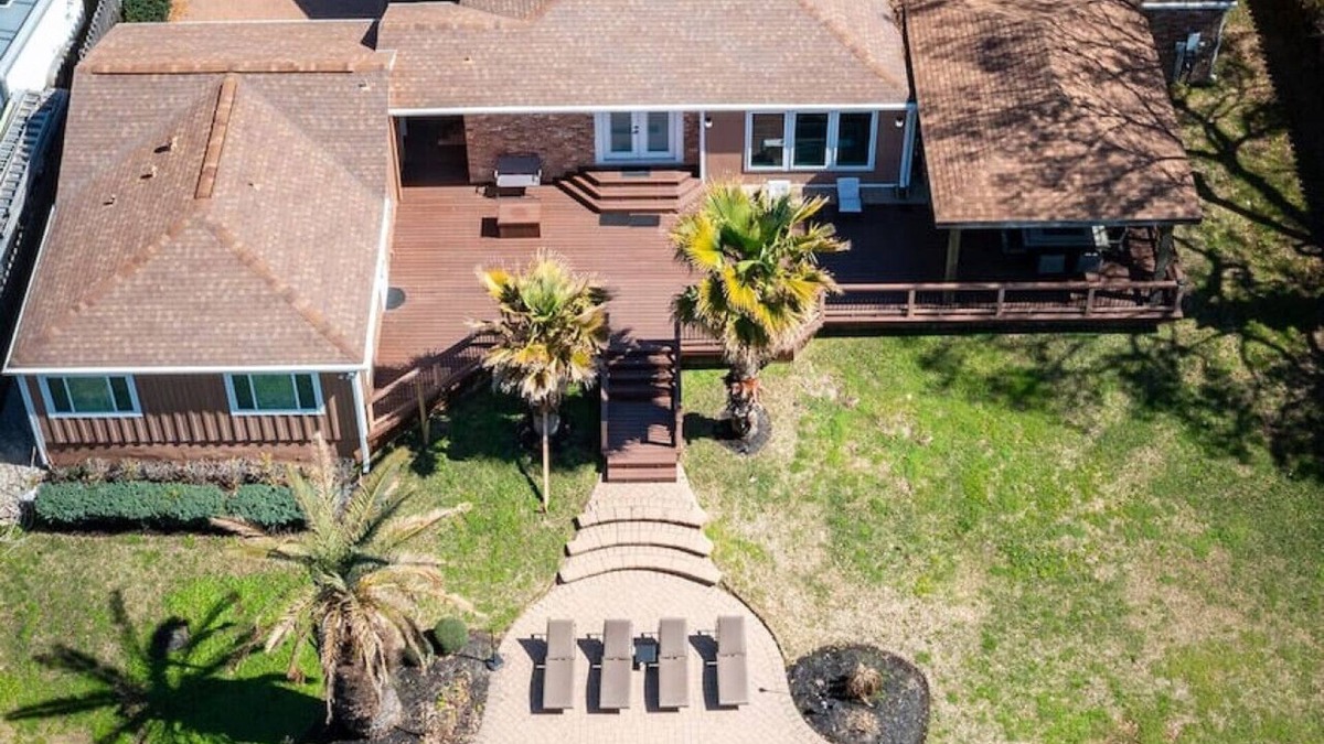 Nassau Bay House | Bayfront Luxury Oasis w Pool close to NASA Kemah