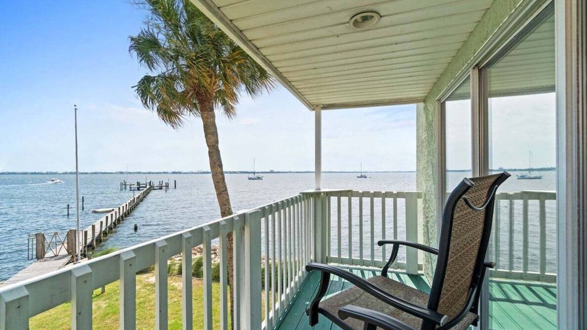 Panama City House | Bayfront townhome with private dock, fishing poles & 2 kayaks provided in Historic St. Andrew's!