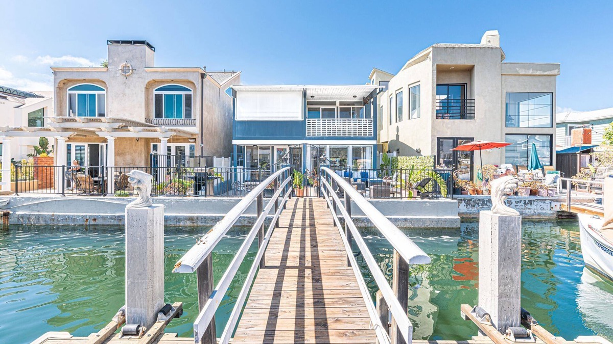 West Newport Condo | Bayfront Vacation Home | Easy Walk to Beach | Great Front Patio | Peaceful Neighborhood
