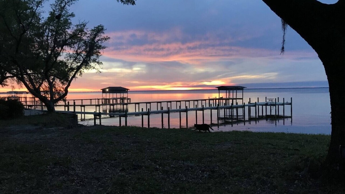 Gulf Breeze House | Bayfront Villa with Private Dock.