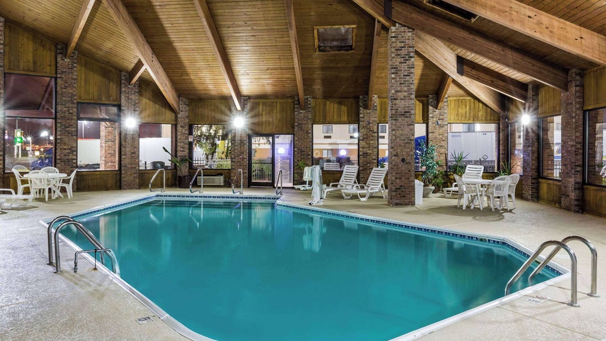 Hillview Hotel | Baymont by Wyndham Louisville South I 65
