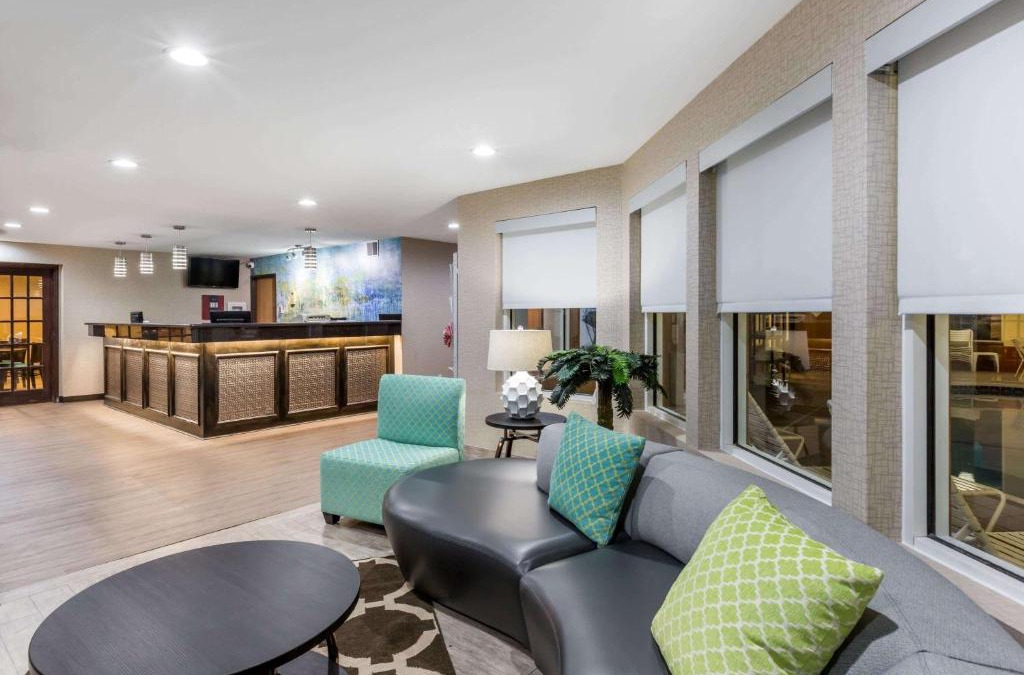 Pella Hotel | Baymont by Wyndham Pella