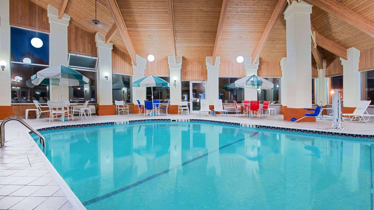 Pella Hotel | Baymont by Wyndham Pella