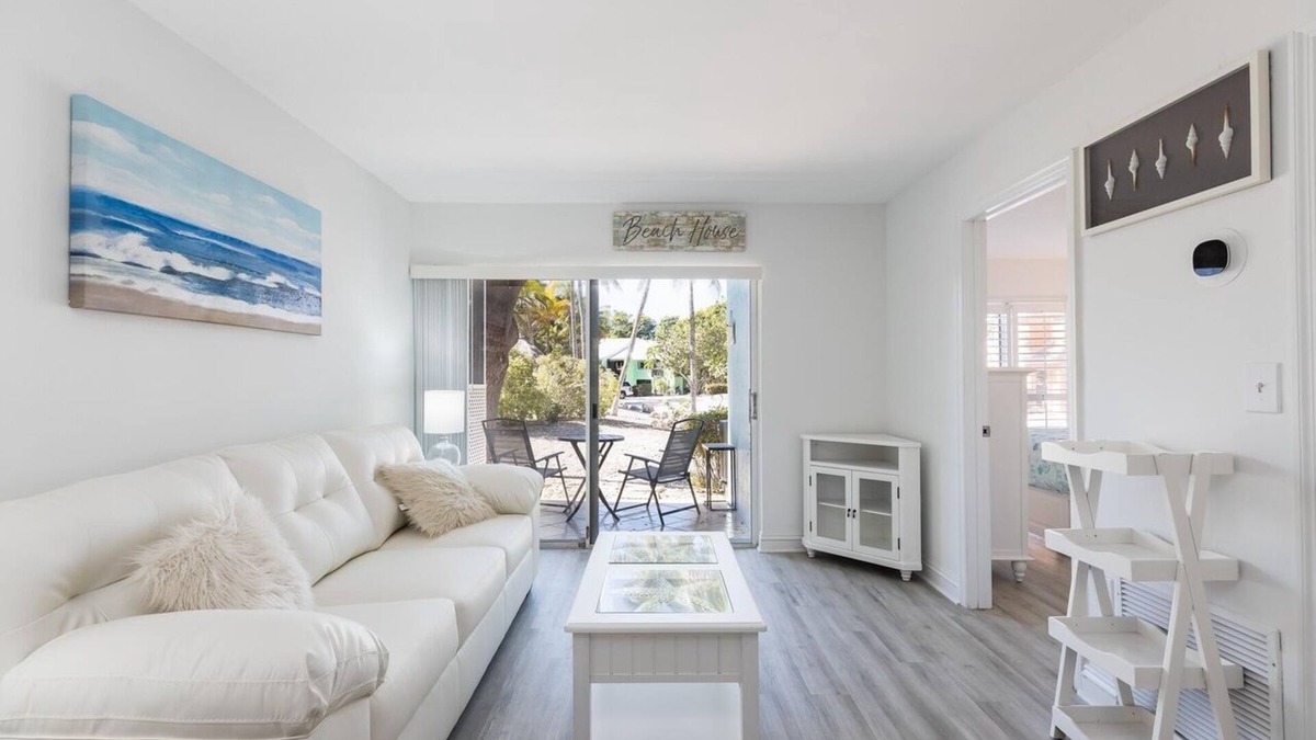 Pirates Cove Condo | Bayside Condo with Pool and Dock