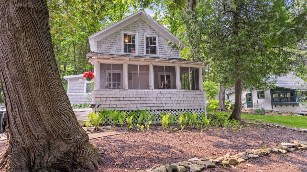 Park's Edge Cottages House | Bayview Cottage Ephraim