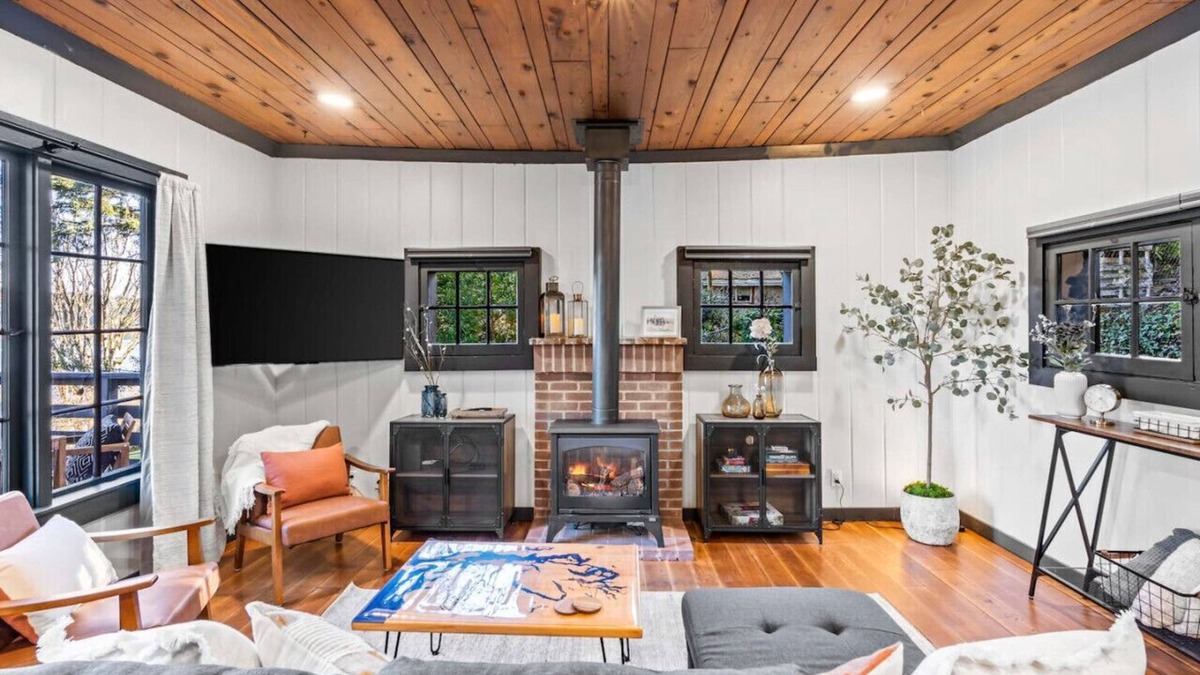Bremerton House | BayView Cottage - Romantic Getaway w/Beach Access
