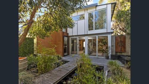 Inverloch House | Bayview Escape - 3 bedroom, linen included, pet friendly!