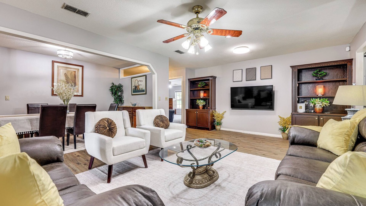 Edgar House | BBQ Ready: Hawthorne Home w/Screened-In Patio