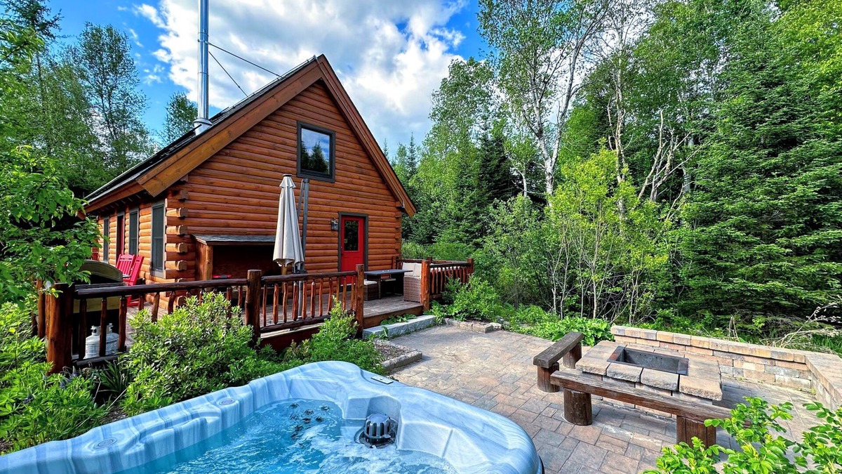 Bretton Woods Cabin | BC Log cabin 1 mile from skiing, beach, slope views! Hot tub, ice skating, and dog friendly!