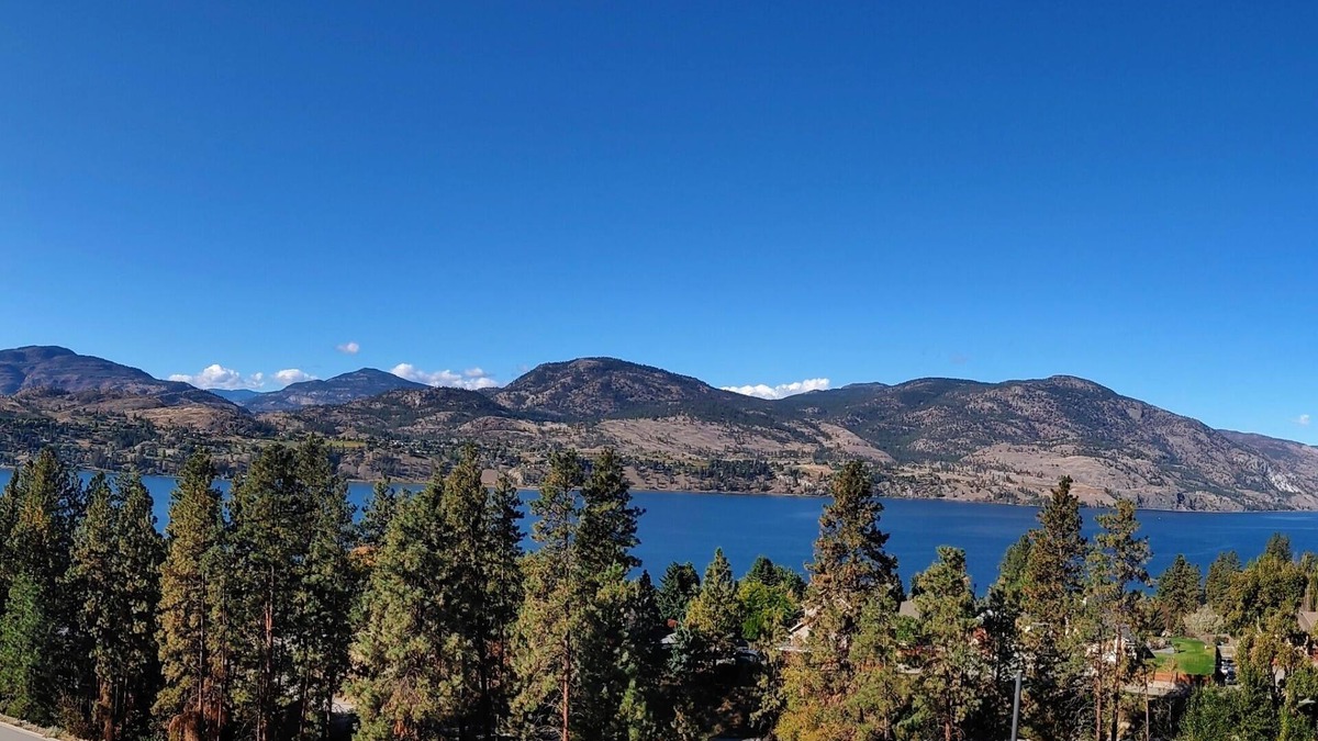 Okanagan-Similkameen House | *BC Short Term Registry #H184359822* A Serene pet & family friendly space.